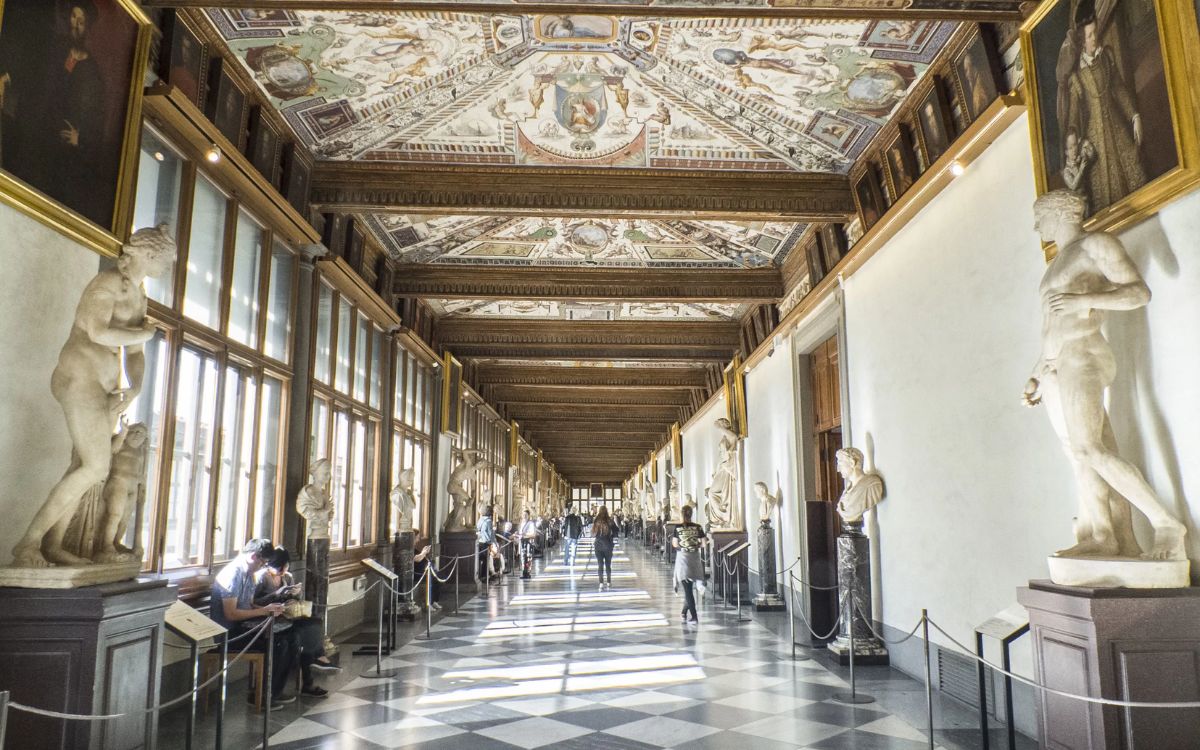 Un turista daña un cuadro en los Uffizi mientras intentaba hacerse una selfie para un meme