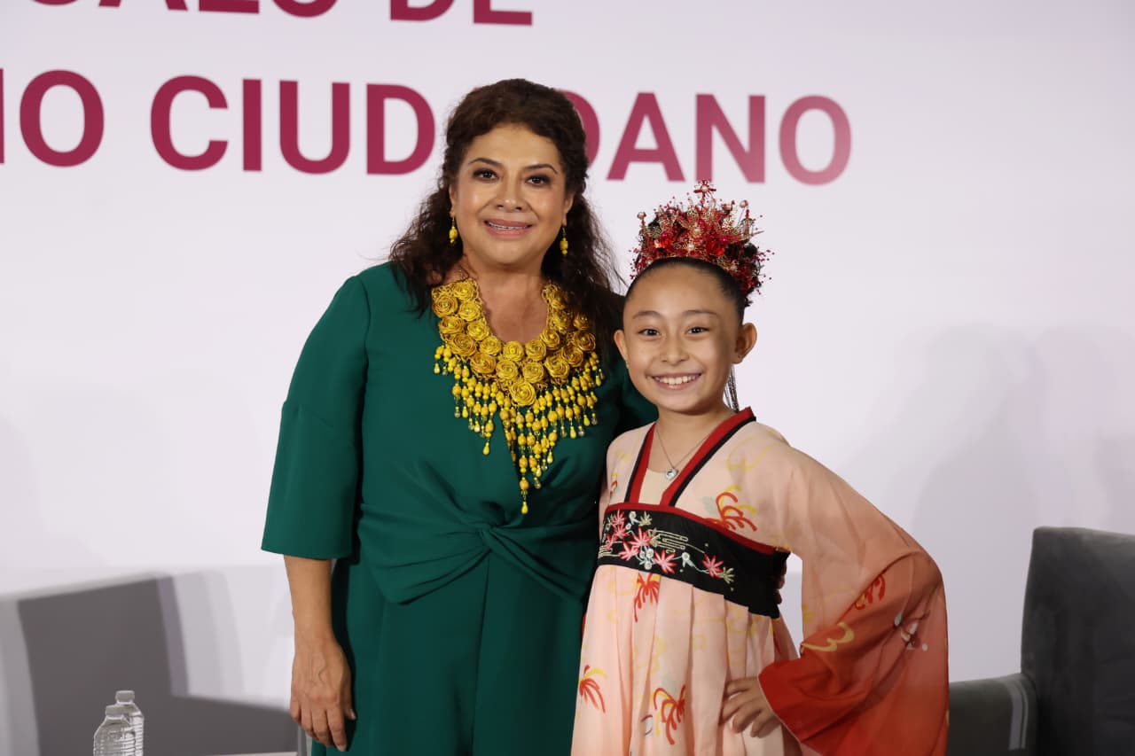 Aylin, la niña políglota que inspira a toda la Ciudad de México desde el Zócalo Ciudadano